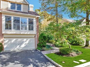 16 Willow Ridge Dr, Smithtown, NY 11787