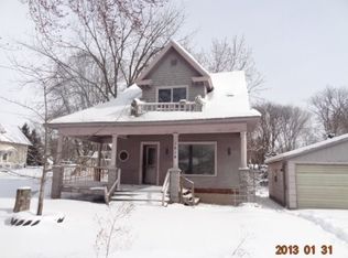 1614 Division St, New London, WI 54961