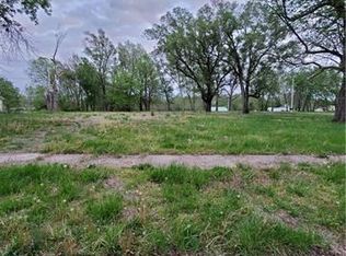 304 1st St, Hiawatha, KS 66434