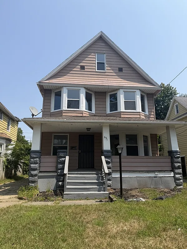 4 bed, 1.0 bath, 1477 sqft, $2,079 — Photo 1