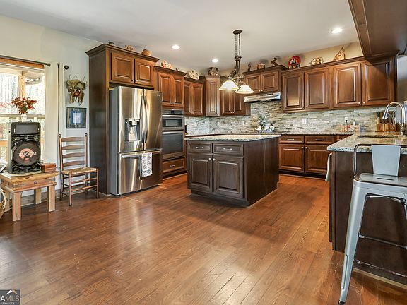 5th image of 200 Higgins Rd
