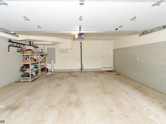 3rd image of 27 Tanager Ct