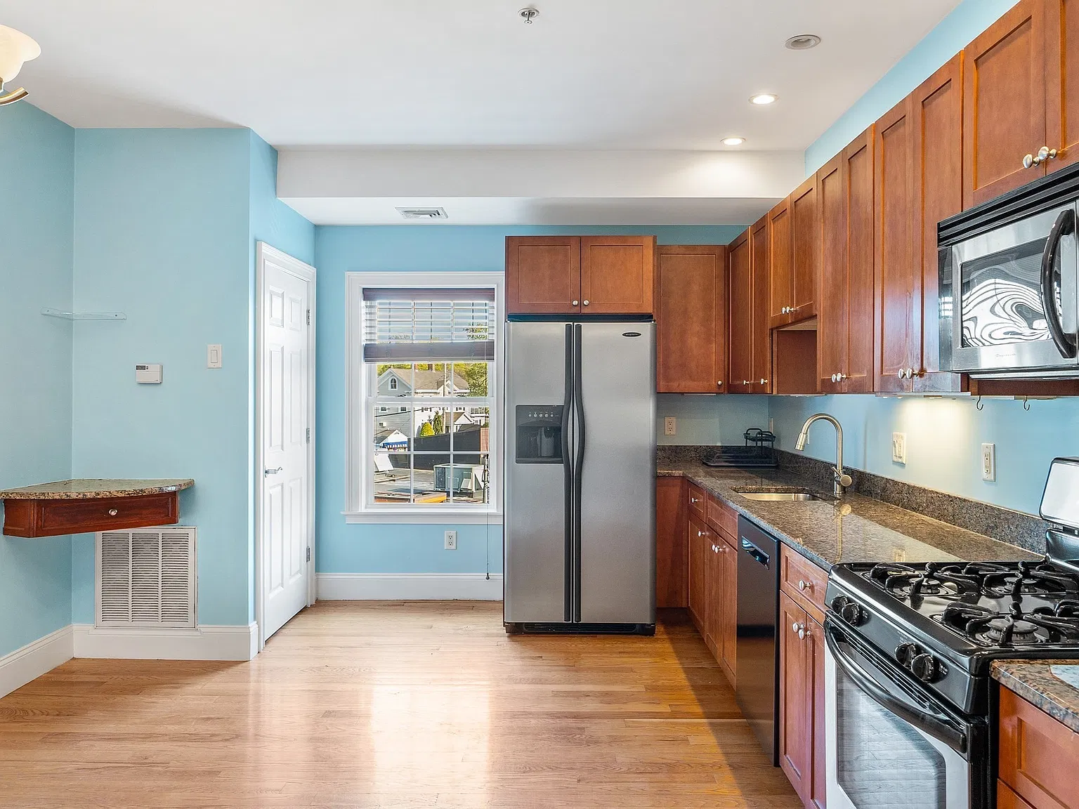 2 bed, 2.0 bath, 1100 sqft, $3,100 — Photo 2