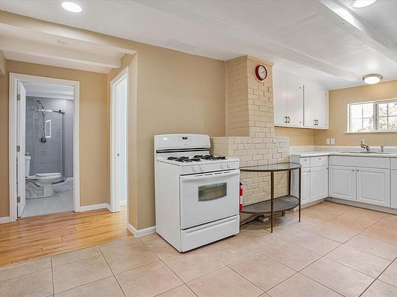 2nd image of 1528 Los Robles Blvd Room 1