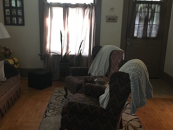 4th image of 400 E 3rd St