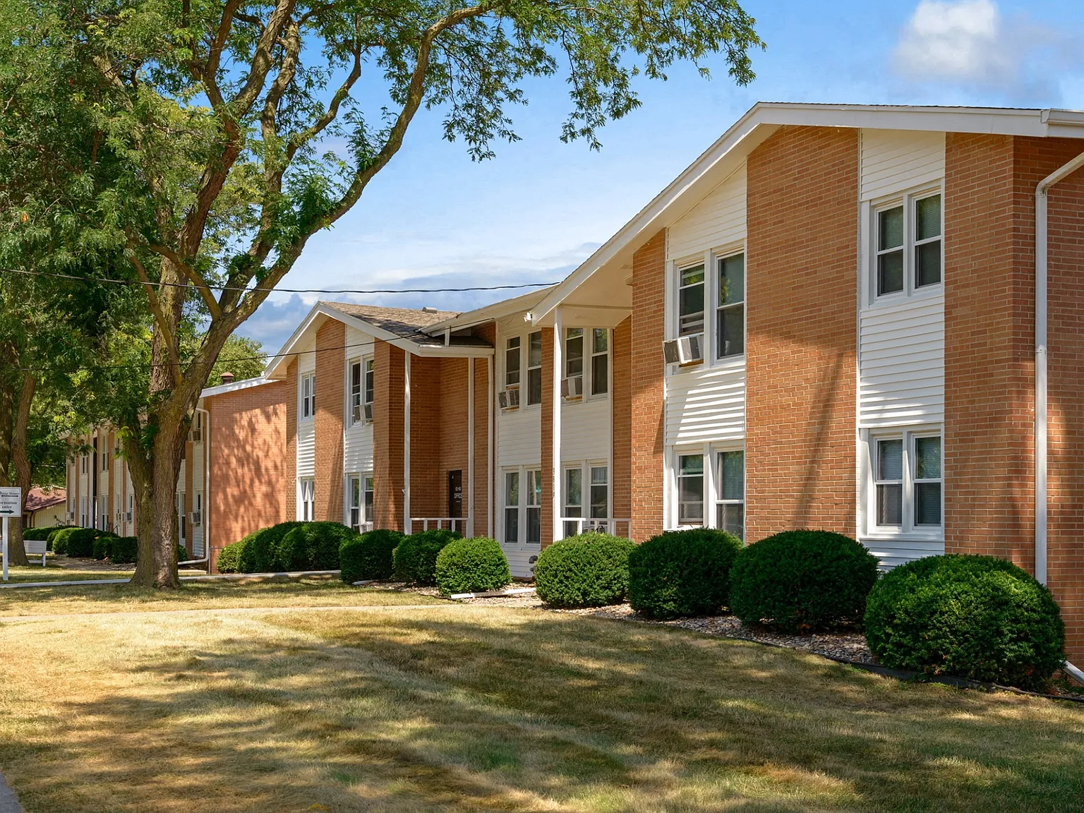 Plaza Manor — Photo 2