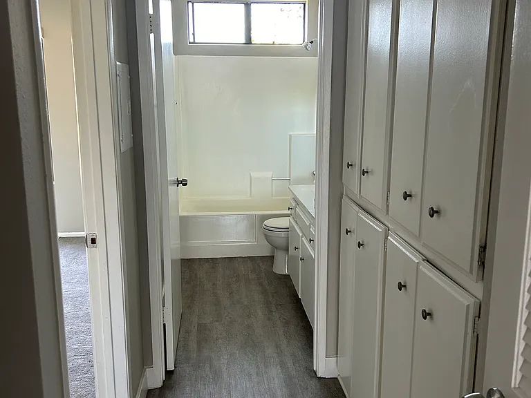 Burbank Apartments — Photo 9