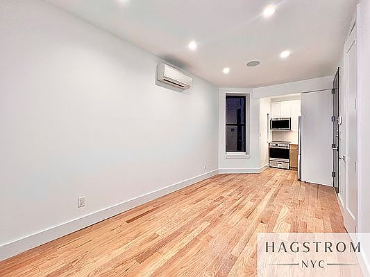 4th image of 327 E 93rd St #2C