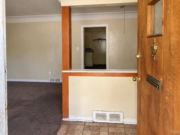 2947 Mackin Rd, Flint, MI 48504