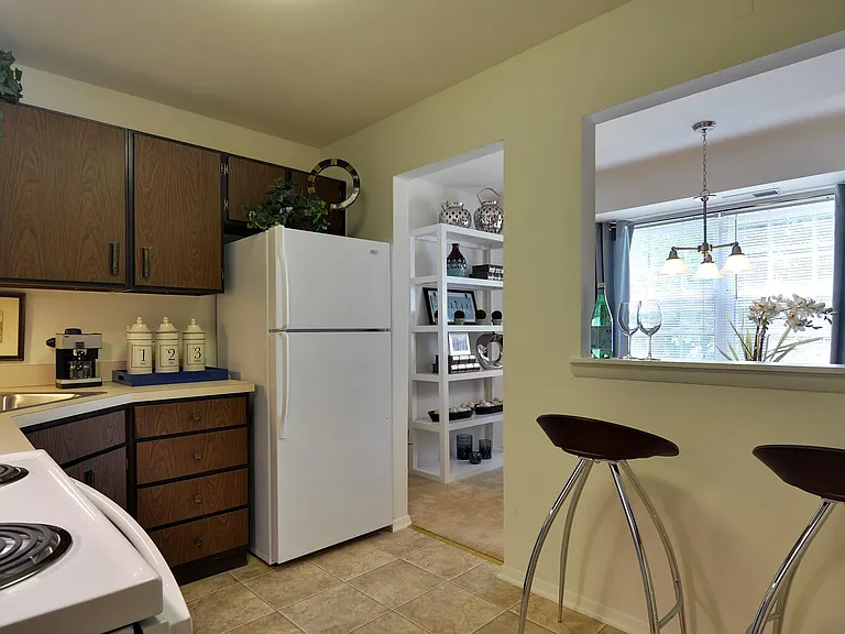 Hickory Hills Condominiums — Photo 5