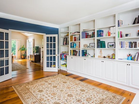 3rd image of 141 Dorset Cir