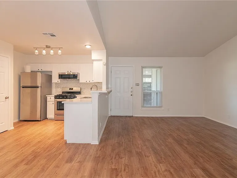 10604 Lanshire Dr #B — Photo 5