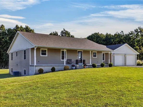 12750 N 100th St, Altamont, IL 62411