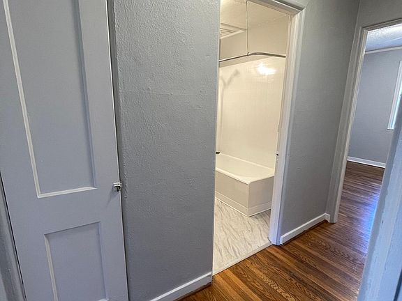 5th image of 904 W 21st St APT 15