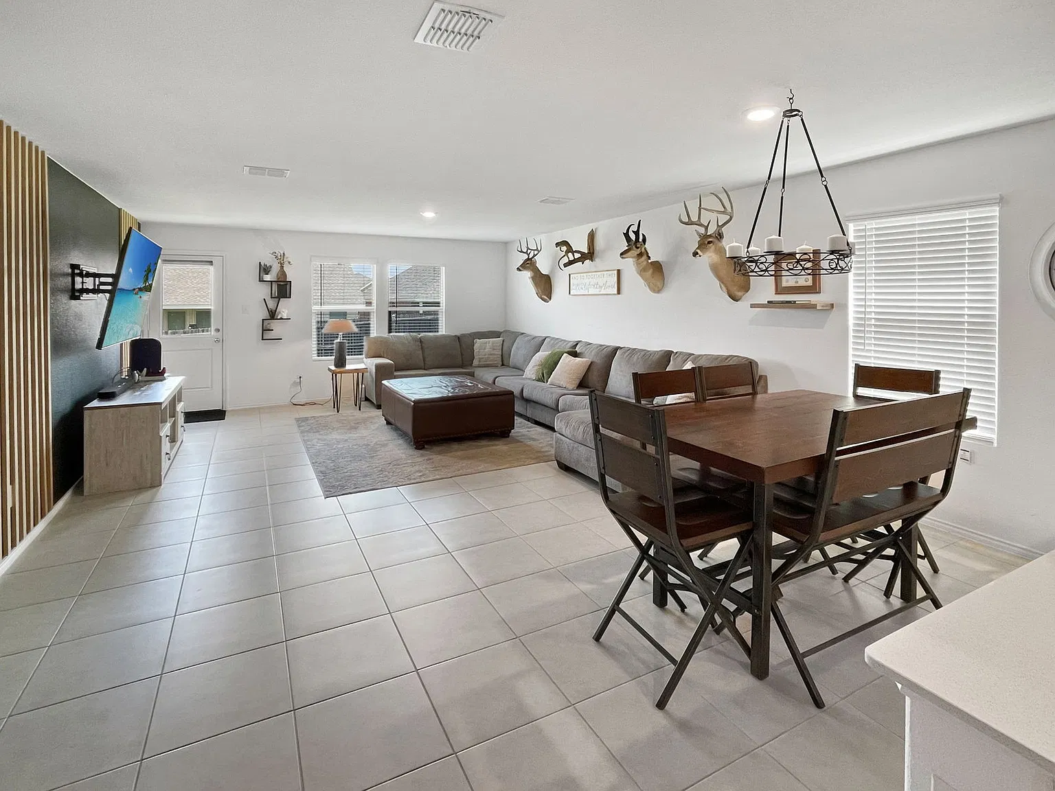 3 bed, 2.0 bath, 1515 sqft, $2,200 — Photo 2