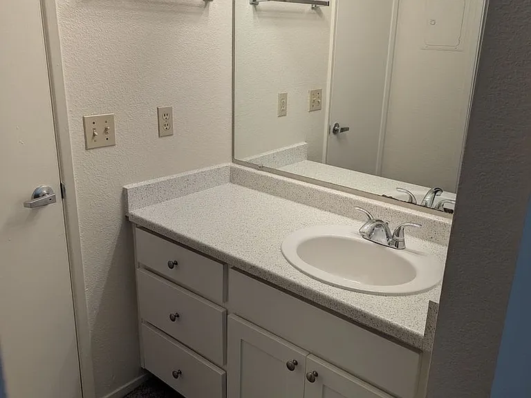 Eastlake Apartments — Photo 59