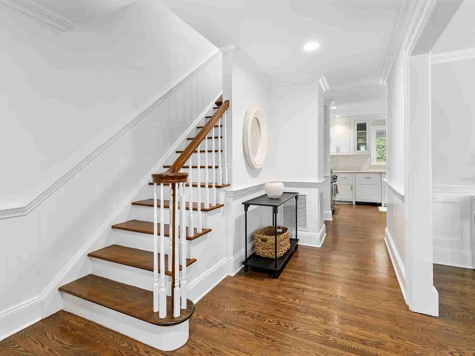 Traditional 4 Bed, 3.5 Bath Close East Hampton Village — Photo 4