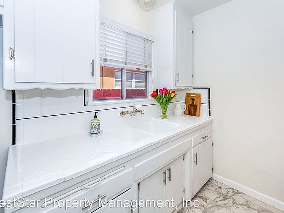 4th image of 2232 S Carmelina Ave #9438493