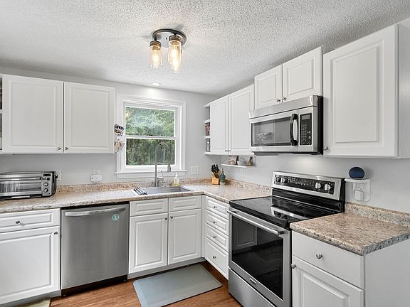 3rd image of 19 Lincoln Drive