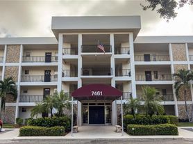 7461 W Country Club Dr N