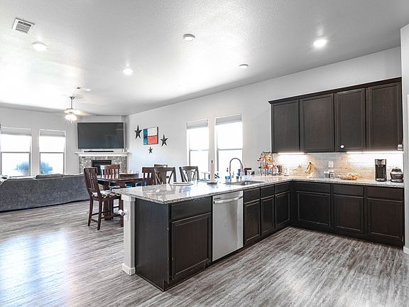 3rd image of 1407 Derrick Ave