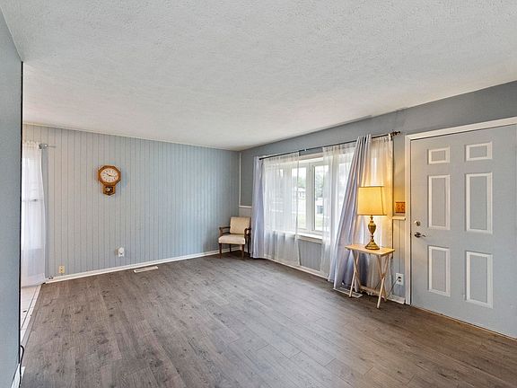 3rd image of 1104 Davis Dr