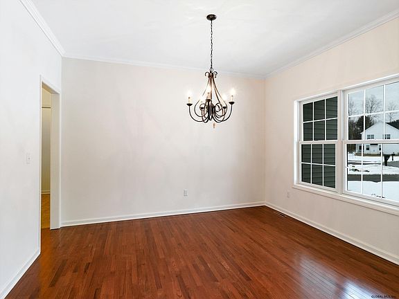 4th image of 10 Easton Ct