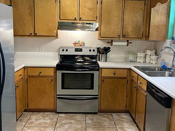 Kitchen - appliances stay!