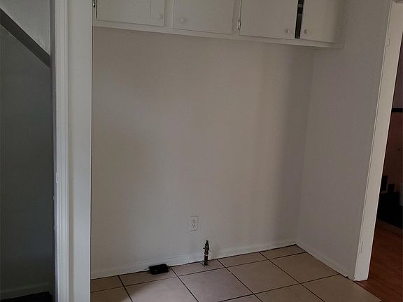 4th image of 1631 E Outer Dr