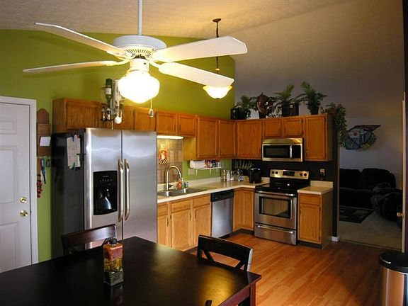 3rd image of 813 Walton Ct