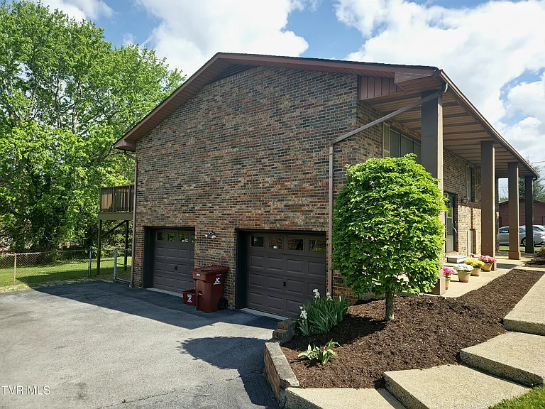 2910 Newbern Dr — Photo 3