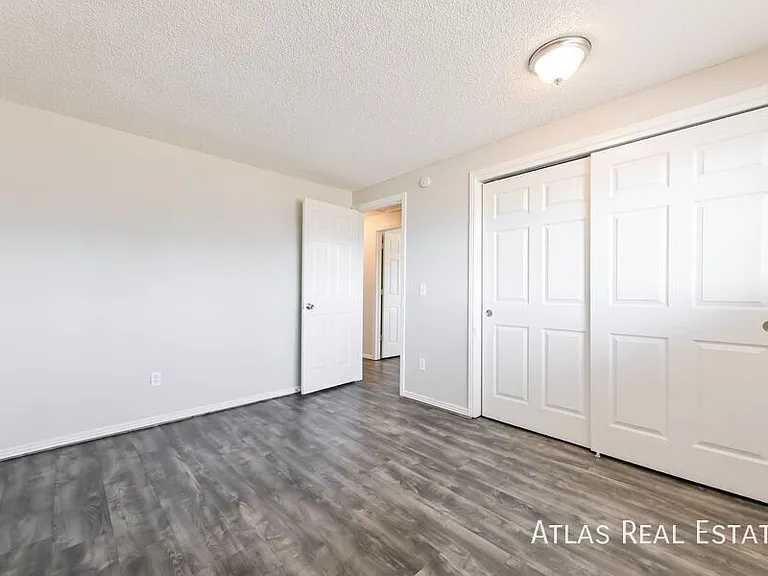 910 Bishop Ct #B — Photo 12