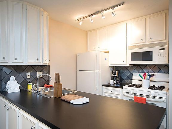 3rd image of 420 W Alabama St #12