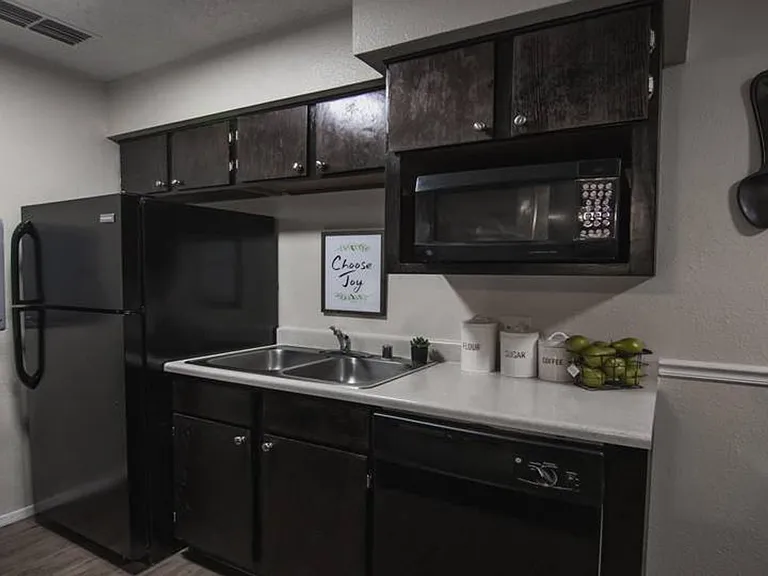 Bentwood Apartments — Photo 10