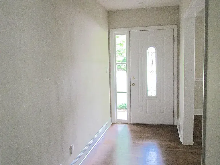 2000 Forest Hill Dr — Photo 2