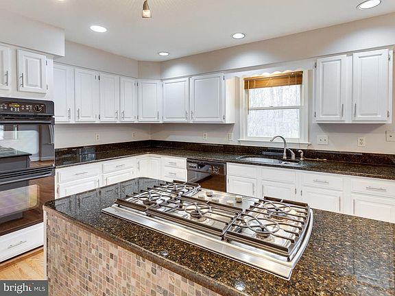 3rd image of 2504 Cedar Ln