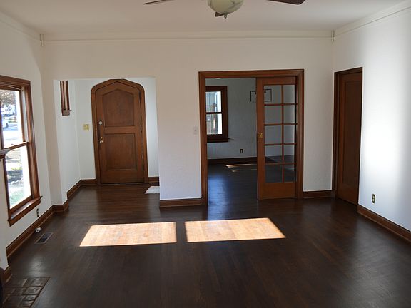 3rd image of 555 Hull Ave