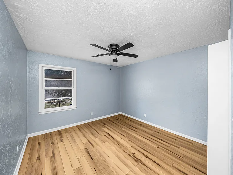 2408 NW Ozmun Ave — Photo 7