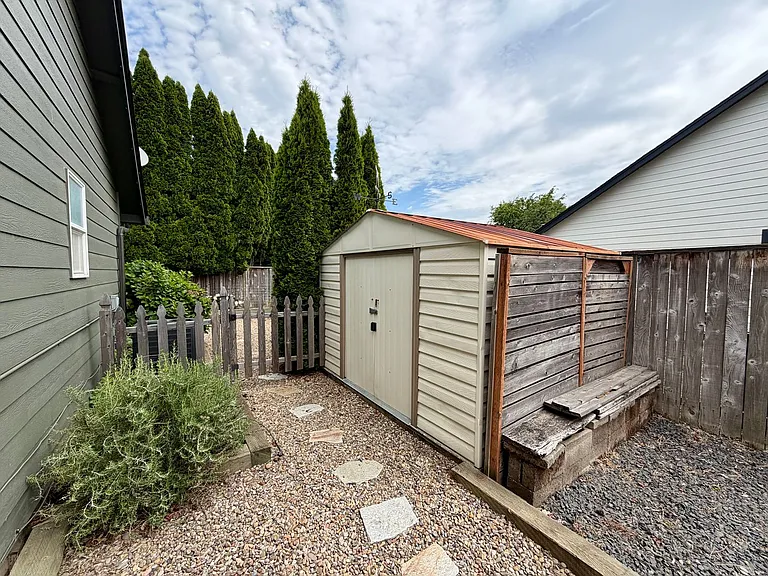 555 Edwards Dr — Photo 26