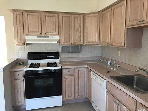 4th image of 185 Manorhaven Blvd Unit 2E