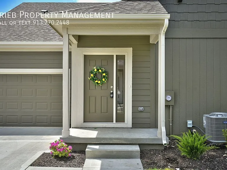 584 S Poplar St — Photo 40