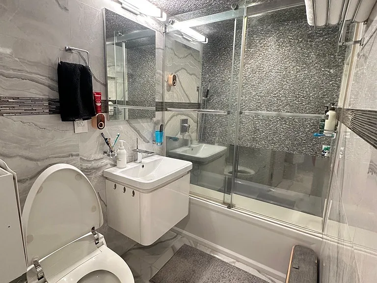 2818 E 27th St #3D — Photo 6