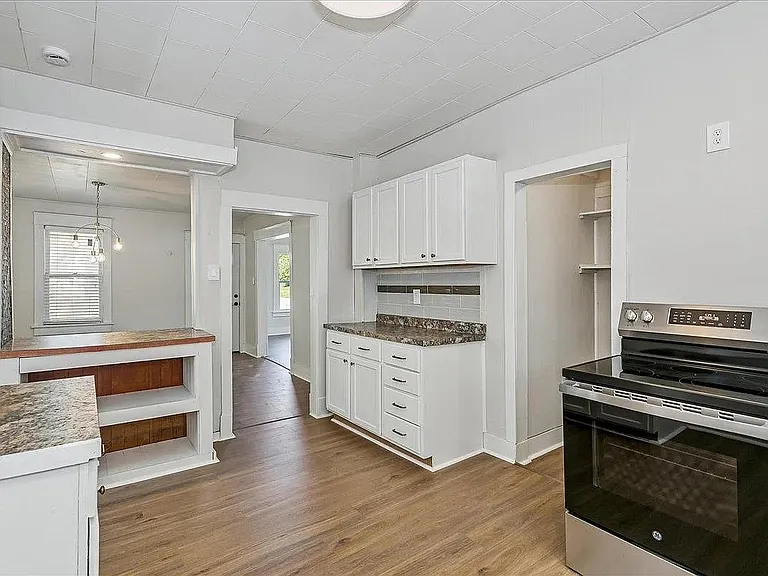 301 SW 3rd St #1 — Photo 11