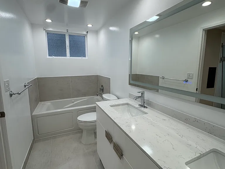 Primary Bath w/Dual Sink Vanity, Separate tub & Shower Stall