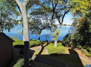 208 Sandcastle Ky, Secaucus, NJ 07094