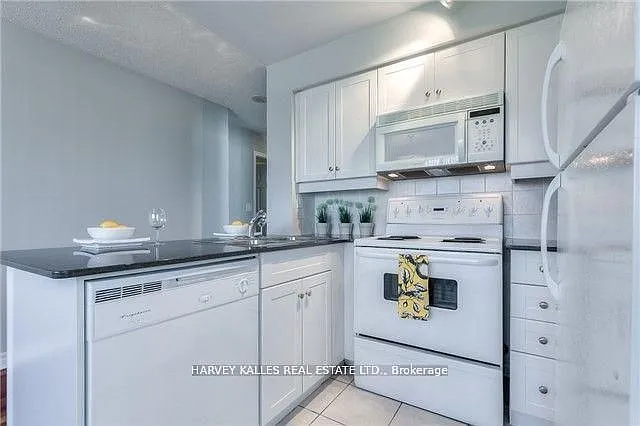 19 Barberry Pl W #703 — Photo 8