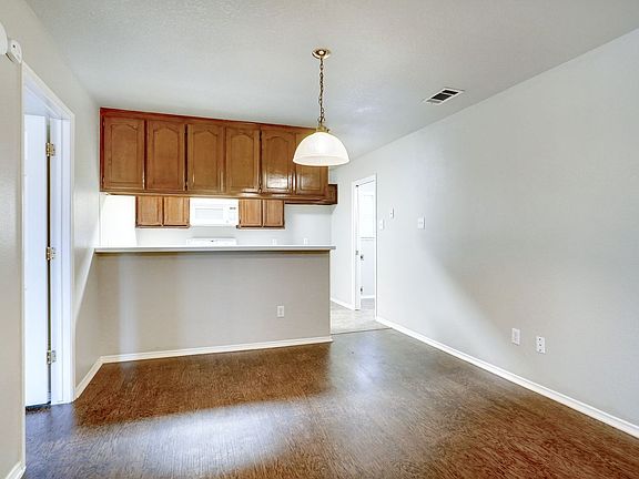 5th image of 816 Globe Ave