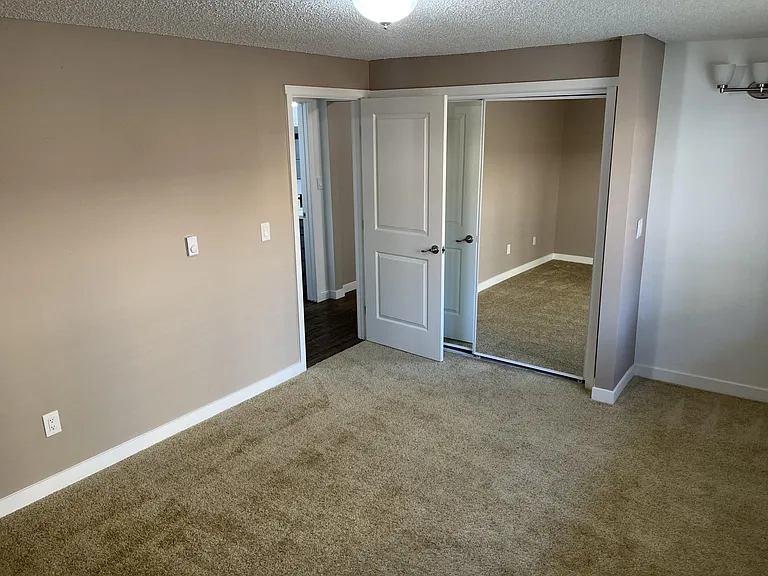 Sunset East Apartments — Photo 39