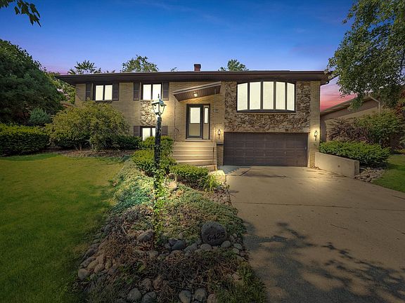 3rd image of 6425 Forestview Dr