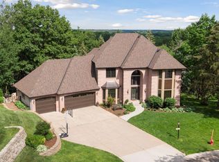 685 Valley View Ct, Shoreview, MN 55126